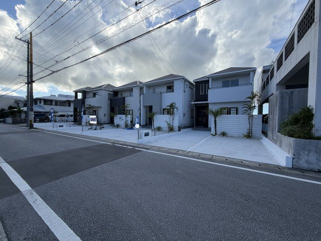 宜野湾市上原1丁目（全4棟）の前面道路含む現地写真|※南東側公道6m♪