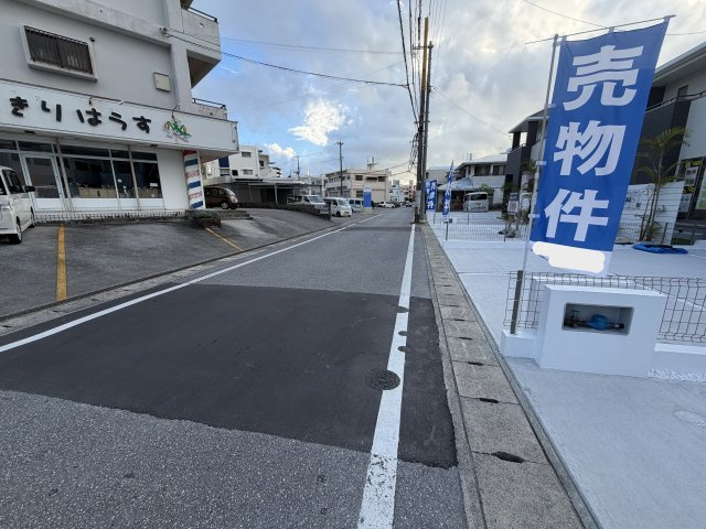 宜野湾市上原1丁目（全4棟）の前面道路含む現地写真|※南東側公道6m♪
