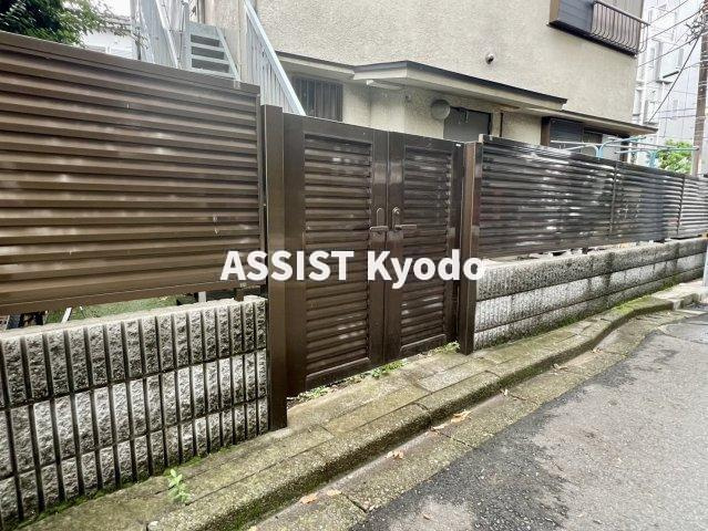 世田谷区砧８丁目のアパートのエントランス