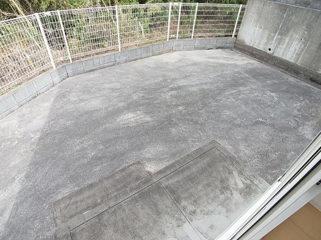 ヴェールフォンテーヌの庭|専用庭テラスは大変広々としており日当たりも良好です