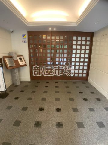 コスモ上野ロイヤルフォルムのエントランス