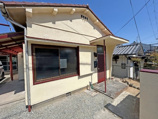 生駒郡平群町西宮１丁目の一戸建てのエントランス