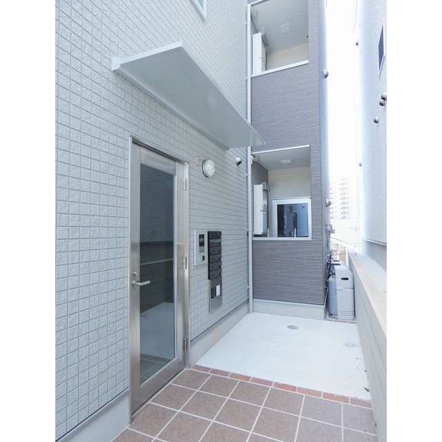 福岡市東区和白丘４丁目のアパートのエントランス