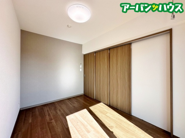 N・O桜と道の洋室