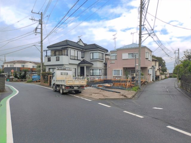 富士見市大字水子の新築一戸建の前面道路含む現地写真|南西側6.0m公道、南東側4.0m公道の角地につき開放的！
