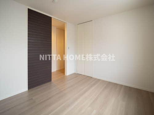 ラグラースコートの内装|洋室扉は玄関廊下とつながっています◇