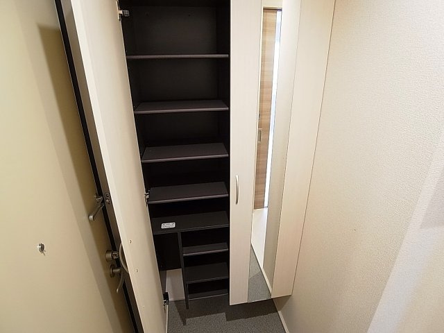 グランクレール兵庫町の玄関|玄関には鏡付きのトールタイプシューズＢＯＸ