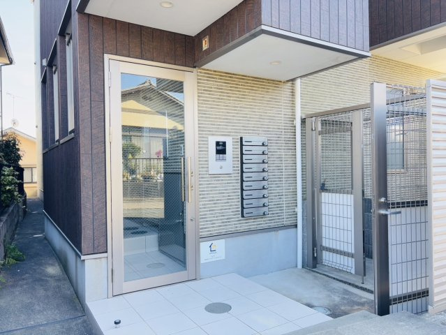 ビバリーヒルズ二日市北のエントランス|別号室タイプ