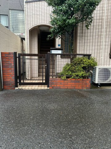 根岸ビルのエントランス