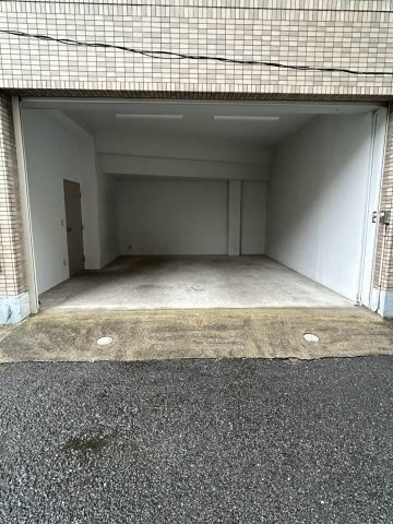 根岸ビルの駐車場