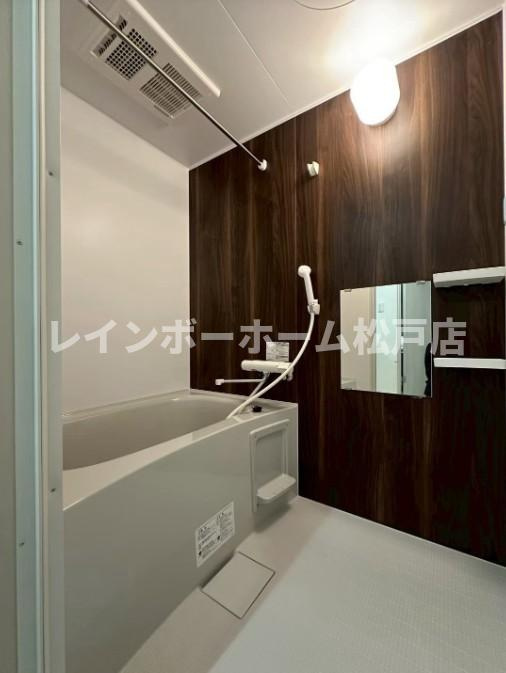 松戸駅徒歩10分！WIC＆ネット無料の充実1LDK♪の浴室|同施工。参考写真。