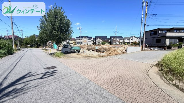 守谷市美園第2　新築戸建　2号棟の前面道路含む現地写真|見通しの良い前面道路で、お子様の通学も安心。閑静な住宅街に位置する好立地です♪