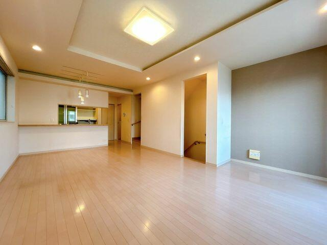 富士市中丸の中古一戸建|【リビング別角度】