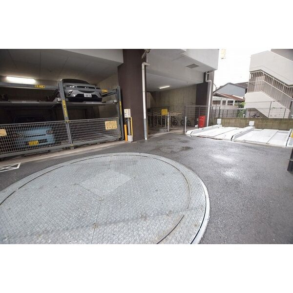 セレニテ難波西の駐車場
