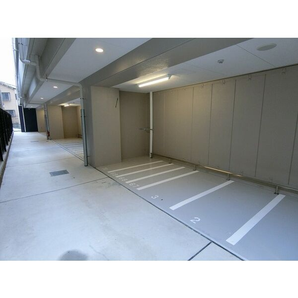 大阪WESTレジデンスの駐車場