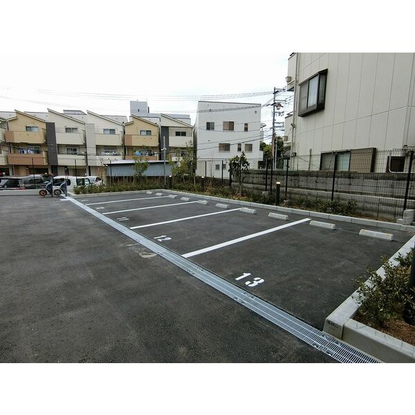 大阪WESTレジデンスの駐車場