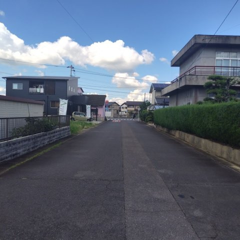 ６７４４３　羽島市竹鼻町神楽土地の前面道路含む現地写真