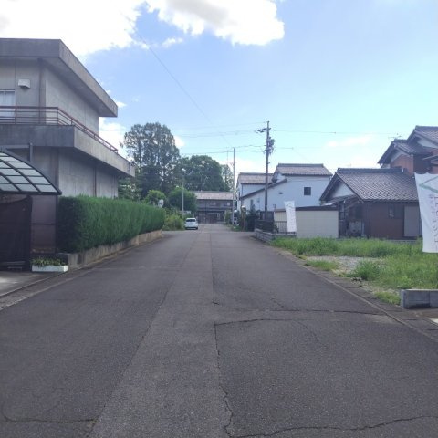 ６７４４３　羽島市竹鼻町神楽土地の前面道路含む現地写真