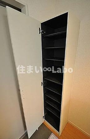 クレフラスト空港北B棟の玄関