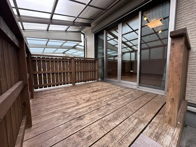 木津川市梅美台2丁目　　中古戸建のその他|大きな屋根と目隠しフェンスを備えたウッドデッキ。
