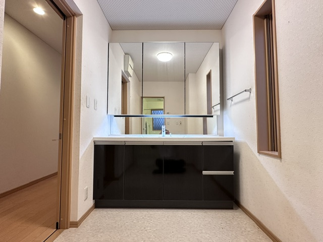 木津川市梅美台2丁目　　中古戸建の独立洗面台|三面鏡と大容量収納を備えた、身支度がスムーズにおこなえる洗面室です。