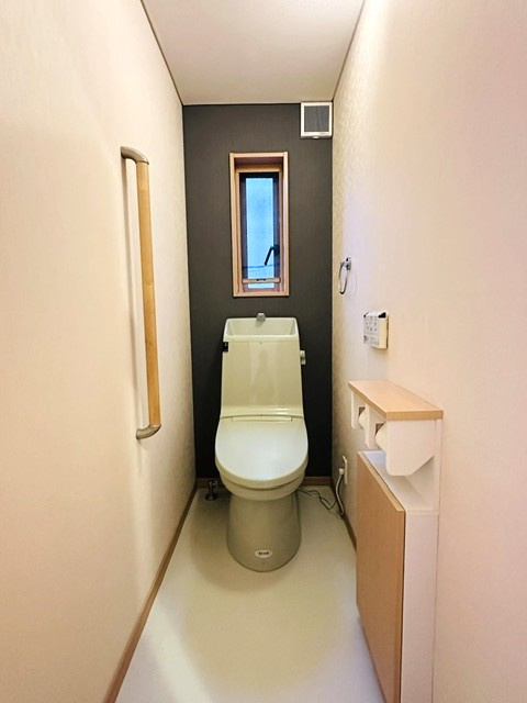 木津川市梅美台2丁目　　中古戸建のトイレ|手すりや小窓を備え、清潔感のあるトイレ空間。
