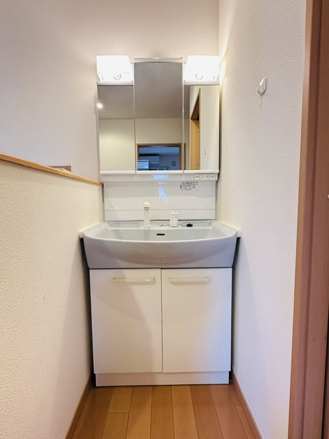木津川市梅美台2丁目　　中古戸建の独立洗面台|2階洗面台。