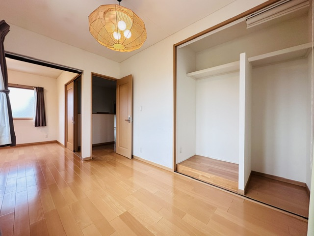 木津川市梅美台2丁目　　中古戸建の洋室|2階、約11.12帖の洋室は独立した2部屋へ変更可能。