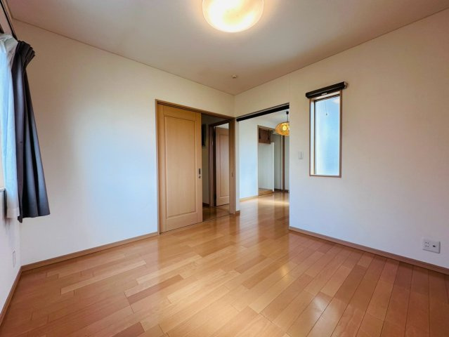 木津川市梅美台2丁目　　中古戸建の洋室|「大きな1部屋」から「独立した2部屋」へ間仕切りが可能です。