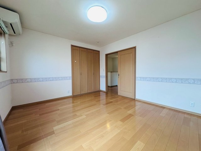 木津川市梅美台2丁目　　中古戸建の洋室|約9帖の広々とした明るい洋室。