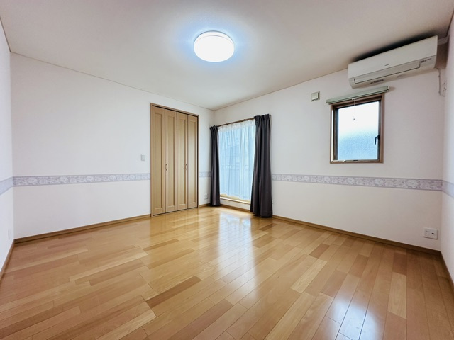 木津川市梅美台2丁目　　中古戸建の洋室|ウォークインクローゼットとクローゼットを備えた洋室。