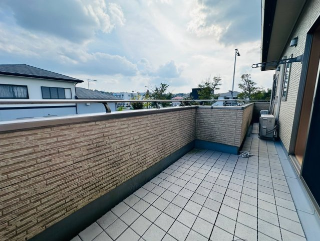 木津川市梅美台2丁目　　中古戸建のバルコニー|空が大きく広がる解放感のあるバルコニー。