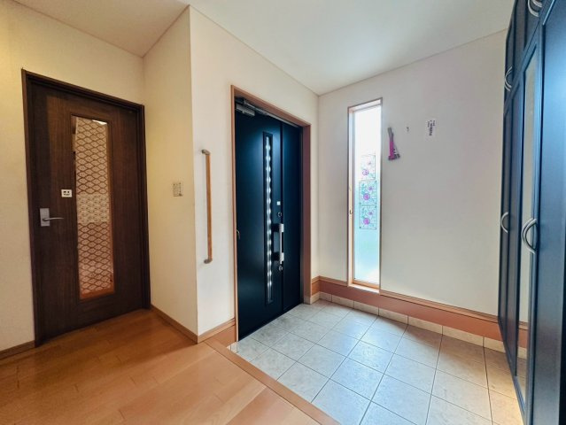 木津川市梅美台2丁目　　中古戸建の玄関|縦窓から優しく光が差し込む清潔感のある空間。