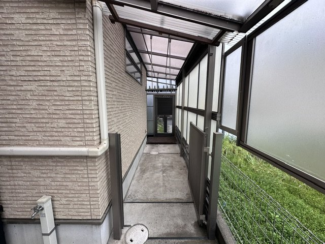 木津川市梅美台2丁目　　中古戸建の設備|屋根付きのアプローチ・ストックスペース。