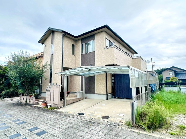 木津川市梅美台2丁目　　中古戸建の外観|明るいベージュ系とシックなブラウンをあわせたモダンな外観デザイン。