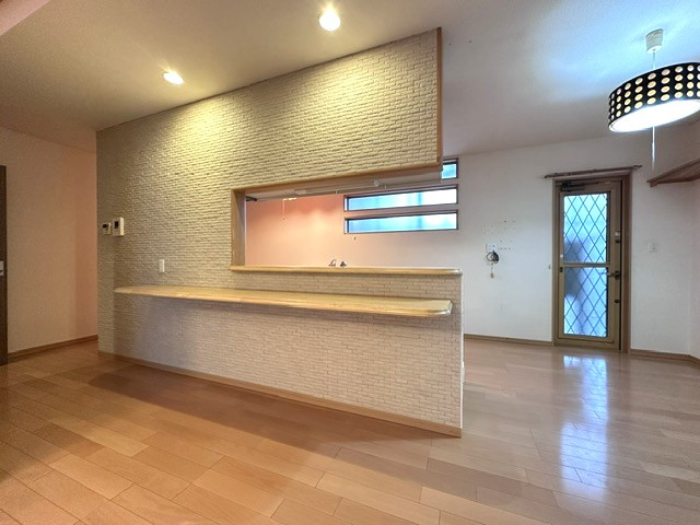木津川市梅美台2丁目　　中古戸建の居間・リビング|キッチン前面のカウンターは配膳や片付けがスムーズに行えるほか、軽食スペースやちょっとした作業台としても活用できます。