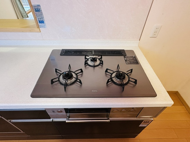 木津川市梅美台2丁目　　中古戸建のキッチン|3口コンロ。