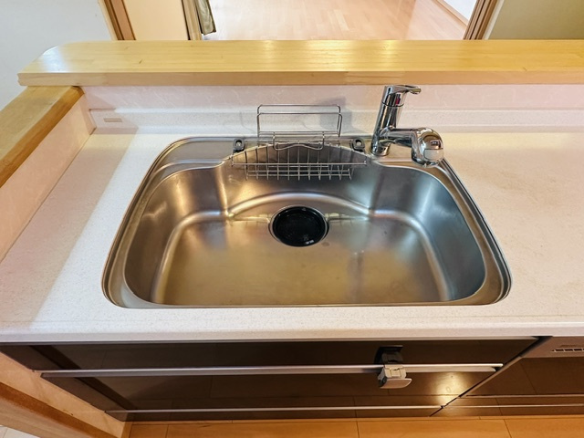 木津川市梅美台2丁目　　中古戸建のキッチン|凸型シンク。