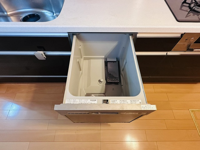 木津川市梅美台2丁目　　中古戸建のキッチン|ビルトイン食器洗い乾燥機。
