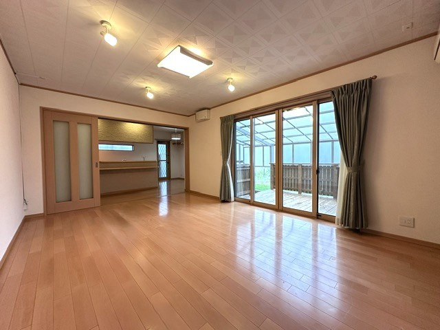 木津川市梅美台2丁目　　中古戸建の洋室|扉を開放すれば広々とした一体空間として活用できます。