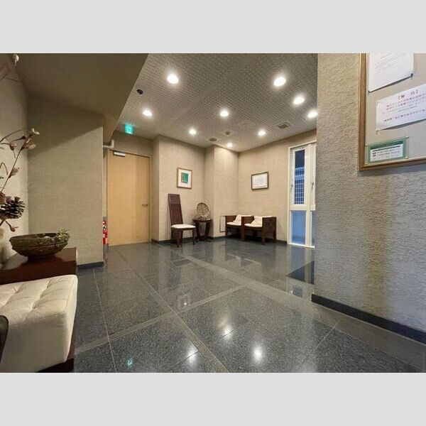 S-CREA御堂筋本町のロビー