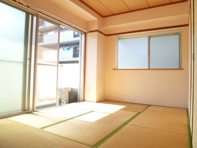 南西向き陽当り良好の和室６帖はエアコンと出窓と押入付きです♪