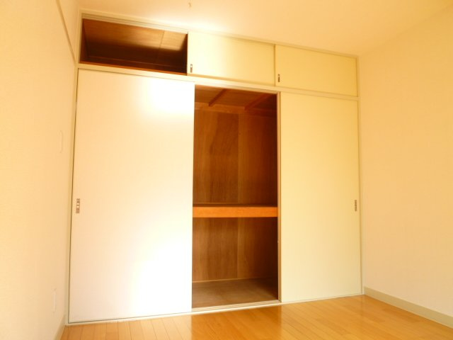 洋室６帖の物入です。各お部屋に収納スペースがございます♪