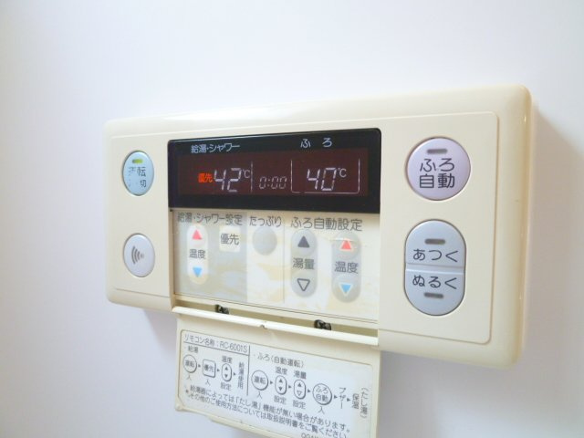 お風呂の給湯リモコンです。自動湯張りや高温差湯が出来ます♪