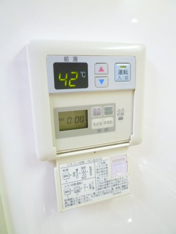 キッチンにも給湯リモコンがあり、お湯の温度の調節が出来ます♪