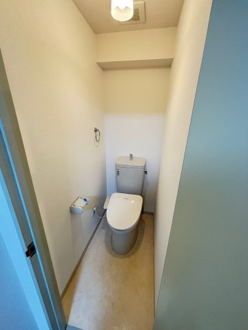 温水洗浄便座付きのトイレです♪