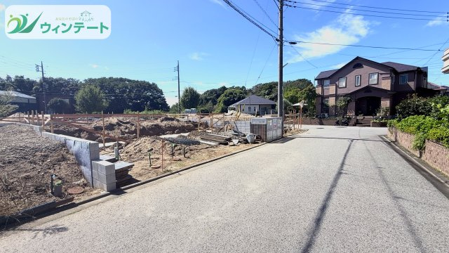 守谷市美園第2　新築戸建の前面道路含む現地写真|前面道路幅員6mで車の出し入れもラクラク。陽当たり良好の新築住宅。