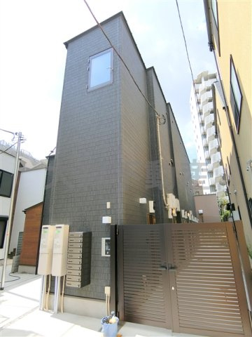 アクロコート大森山王の外観|2017年9月築　木造地上3階建て総戸数10戸
東京都大田区山王3丁目　JR京浜東北線大森駅徒歩12分
