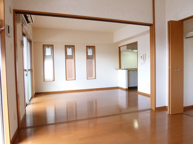 ジュネス横浜１の居間・リビング|こちらの居間で趣味の時間をお楽しみください