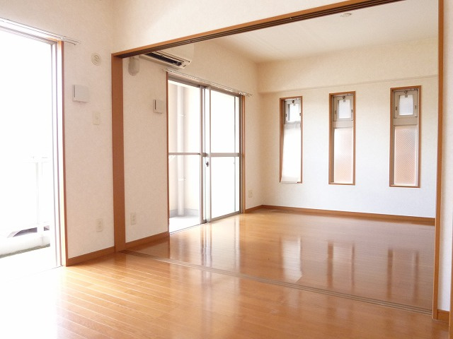 ジュネス横浜１の居間・リビング|こちらの居間で趣味の時間をお楽しみください